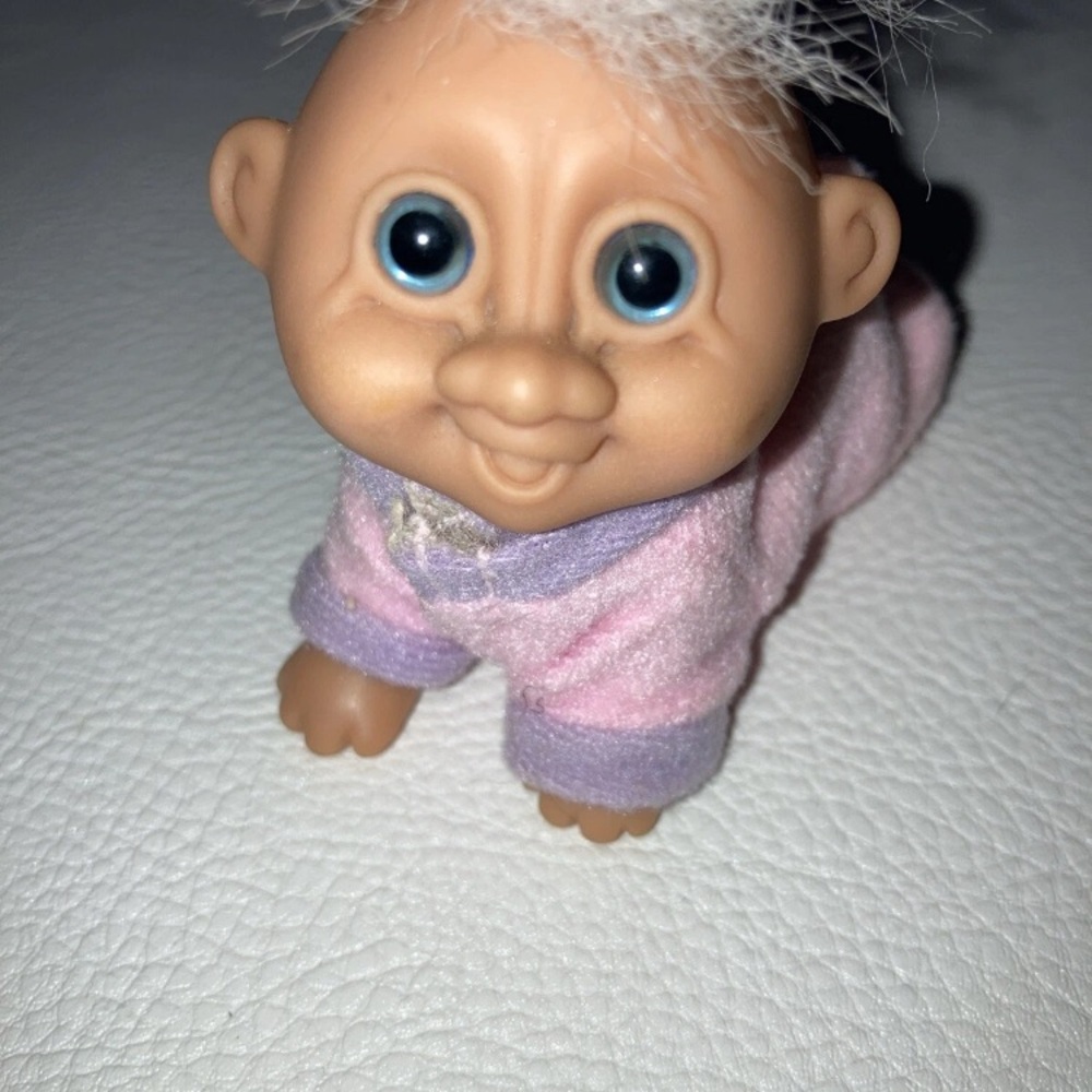 CRAWLING BABY GIRL - 3" Russ Troll Doll White Hair / Full Piece Outfit  Vintage - Picture 6 of 6